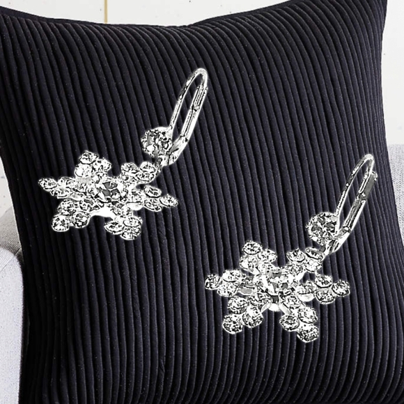 .🎄10/$20.  Snowflakes Rhinestones Silver Tone Earrings - Picture 3 of 8